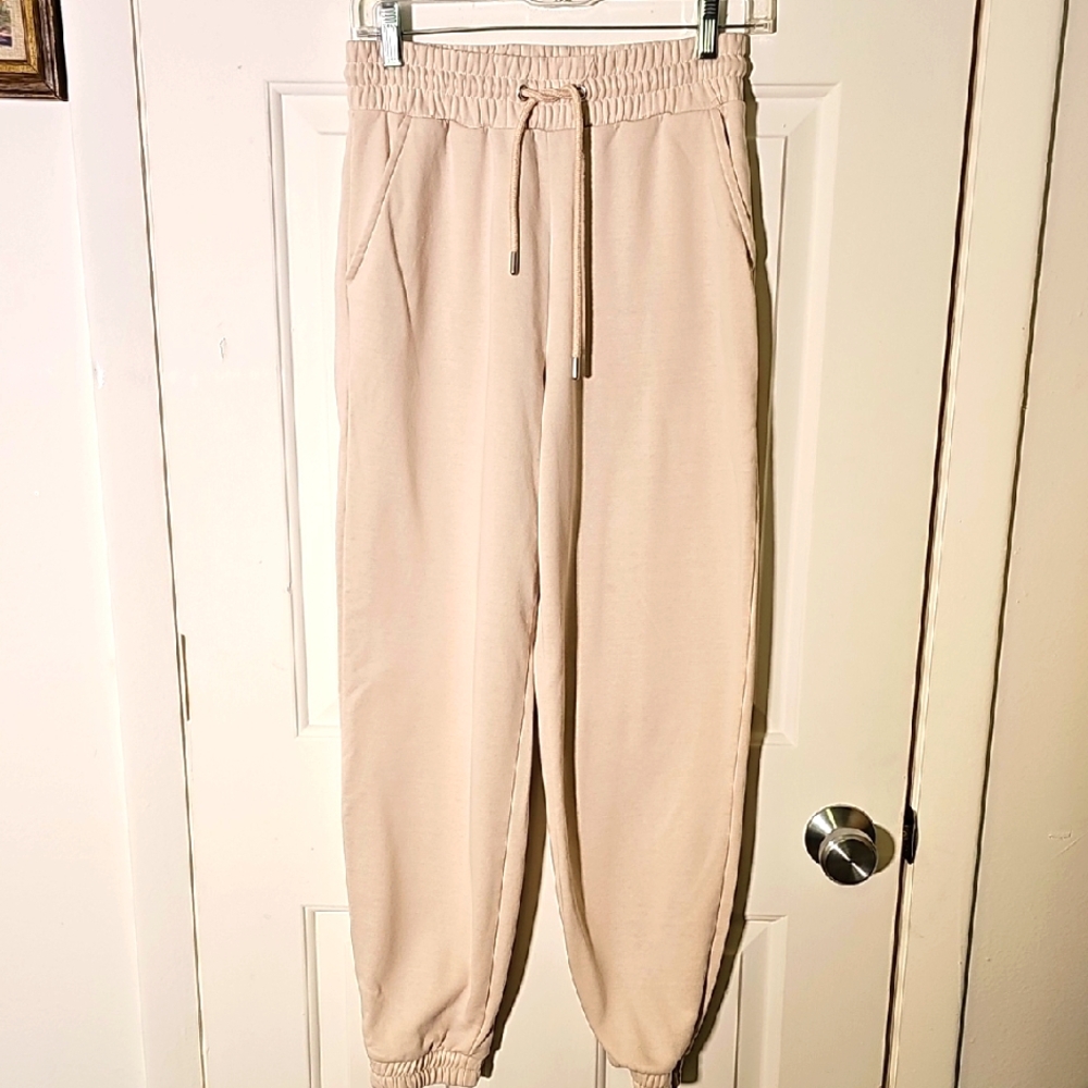 Stradivarius Cream Textured Sweat Pants. Size Meduim. Activwear, Running, Gym.